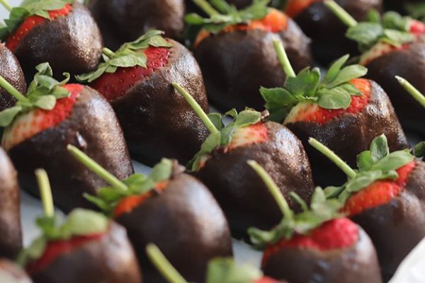 CHOCOLATE-COVERED-STRAWBERRIES